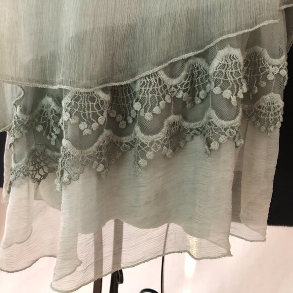 Gorgeous Italian Made Flowy Linen top: Size M/L - Picture 4 of 16